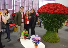 With 80 hectares op greenhouses, NatuFlora is one of the big guys in roses and alstroemeria. Amongst many others, they produce this 'Ecuadorian' rose, meaning exceptionally long, big, and heavy. Left to right Nicolas Bermudez, Patricia Florez, and Amy Desperito.